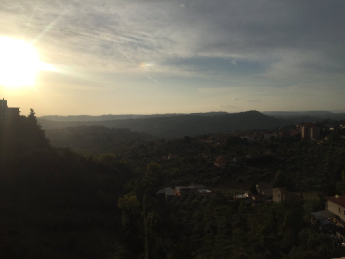 alycecappellaio's tweet photo. Oggi è così... Nonostante al lavoro finché il tempo regge sto bene 😀 
#odiolapioggia https://t.co/JNr3OwpNqj