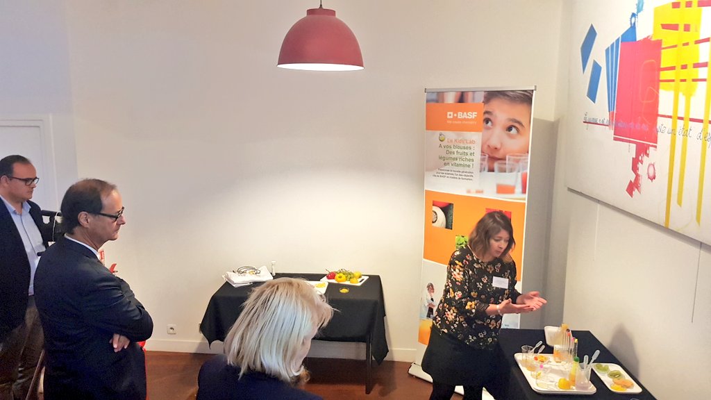 thierry_herning's tweet photo. Les #KidsLab de @BASF_FR permettent aux jeunes de découvrir à la fois la #chimie et les bienfaits des fruits et légumes sur notre #santé ! Nous les présentons ce jour aux journalistes en partenariat avec @Espebanlieues @DechenauxClaire
#AimerlaScienceBASF https://t.co/4fXCFbVArI