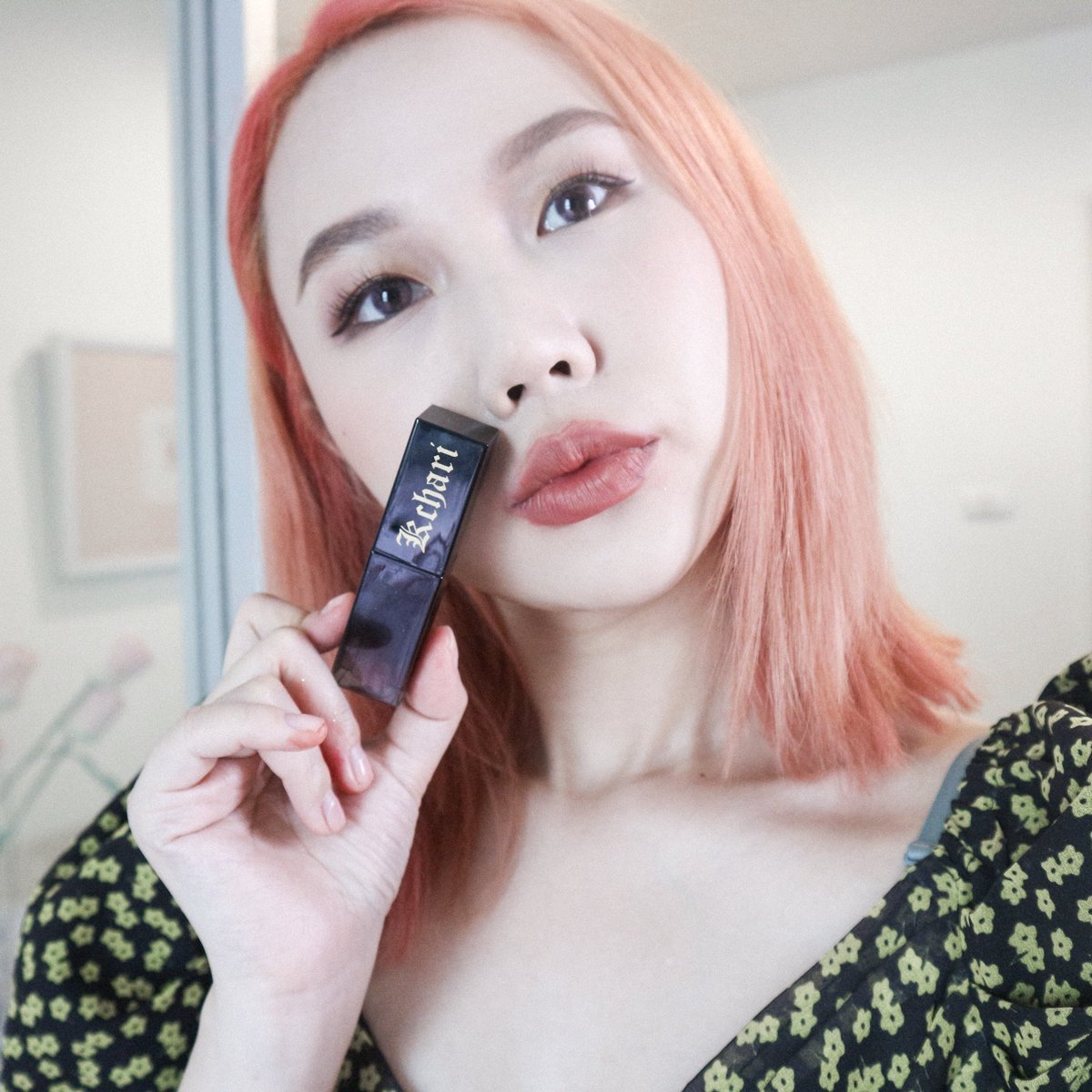 fonfondly's tweet photo. ลิป Kchari สีสวยเนื้อดีมาก ฝนชอบT02 มากๆ เป็นลิป lipgloss เนื้อบางๆแต่ไม่เหนียว มีความวิ้งๆเบาๆ สามารถไปทาตาได้ด้วย ส่วน M12 เป็นเนื้อแมทฝนก็ชอบมาก ไม่แห้งเลยเกลี่ยง่ายติดทน ฝนใช้ในรูปสุดท้ายปากนัวมาก แนะนำสี t02/m12 ใครทาก็สวยแน่นอน https://t.co/vPVoCQ2PR7