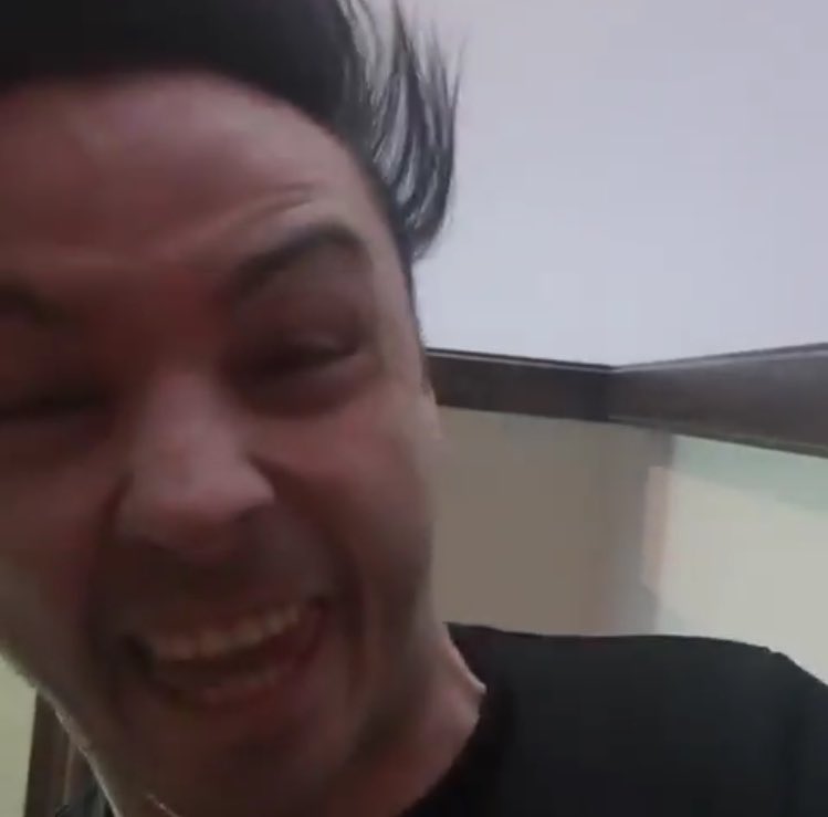 andrewabm12's tweet photo. Cuando abro la cámara frontal: https://t.co/k6pebeGtR2