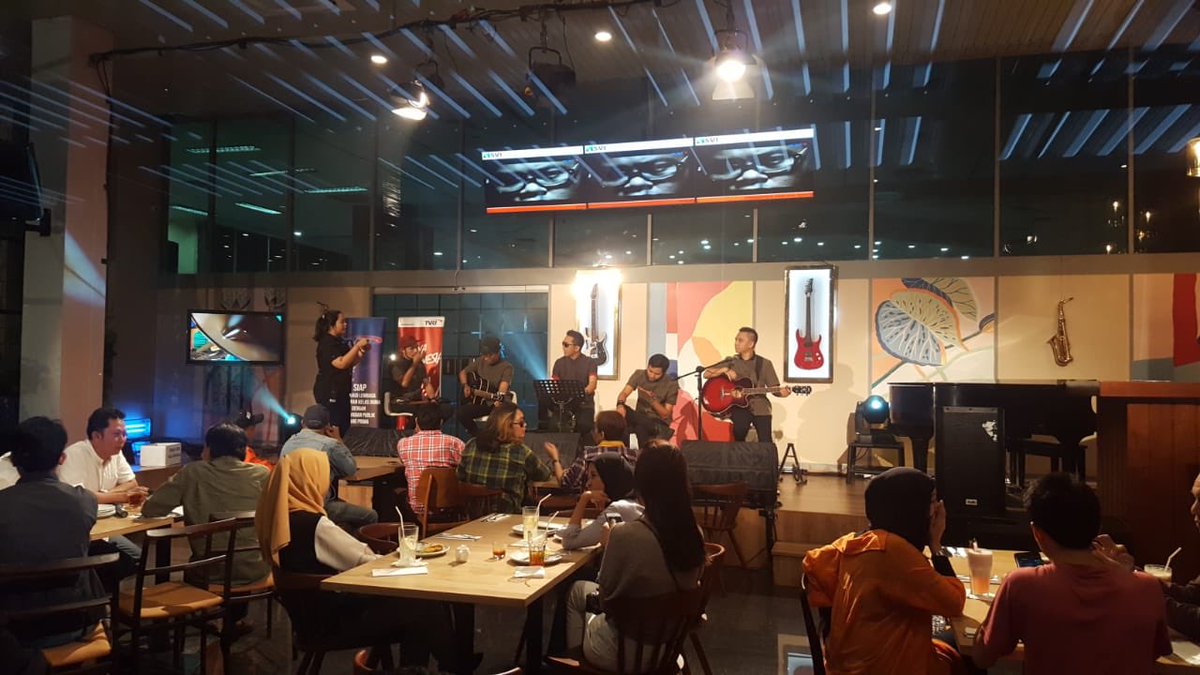 akhiri aktivitas harian mu dengan berkunjung ke Studio of Star TVRI sambil ditemani alunan musik dari band band indie yang membuat waktu santai mu semakin berkualitas😉
.
.
#cafe #studioofstar #pizzaindonesia #pizza #tasty #pizzacafe #paparons #paparonspizzacafe #igfood #igdrink