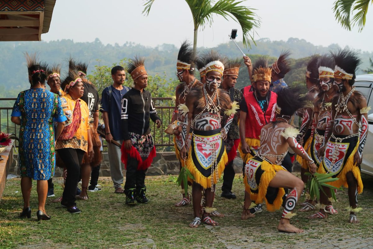 FpChun's tweet photo. Antar mas kawin adat Biak Papua
Piring gantong https://t.co/9os9f53GAq