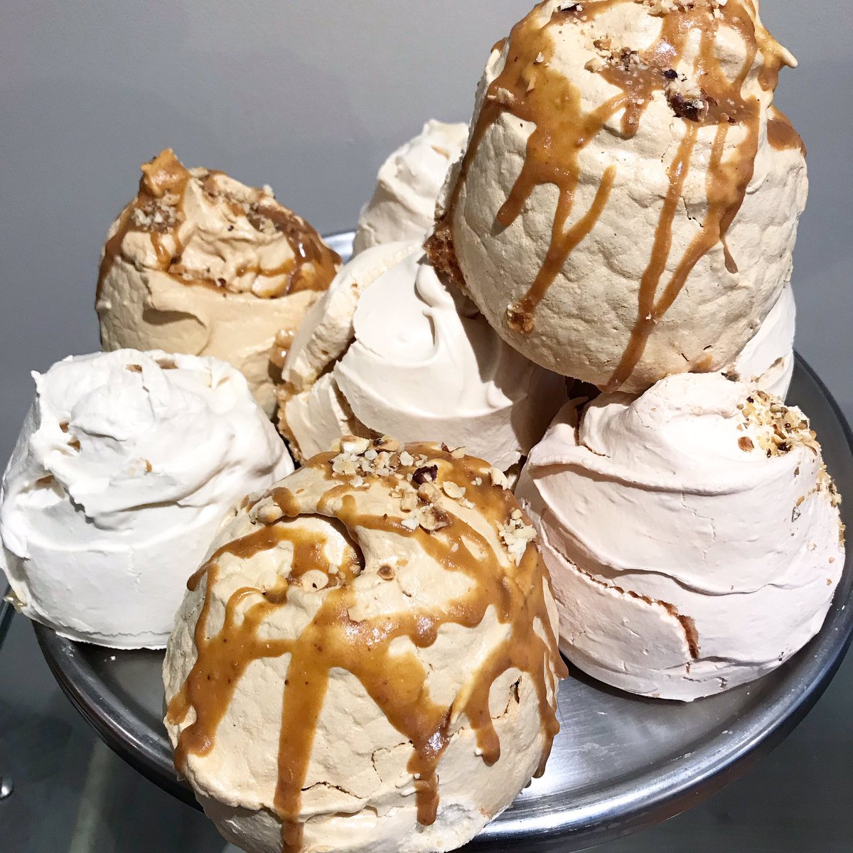 williamcafegla's tweet photo. Giant meringues in today #williamcafe #glasgow #gbbo #meringue https://t.co/gnQgSLyiu6