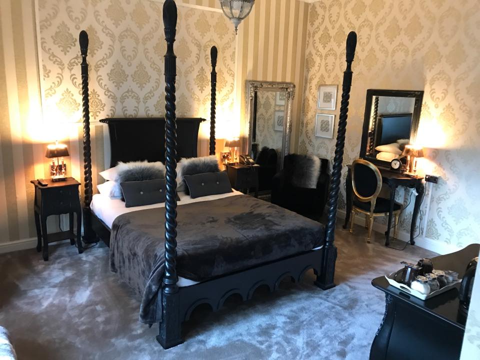 HotelComm's tweet photo. Kevin Bacon stayed in our Room 19 last night, what an amazing gentleman very friendly x https://t.co/FqRzWfTGGE