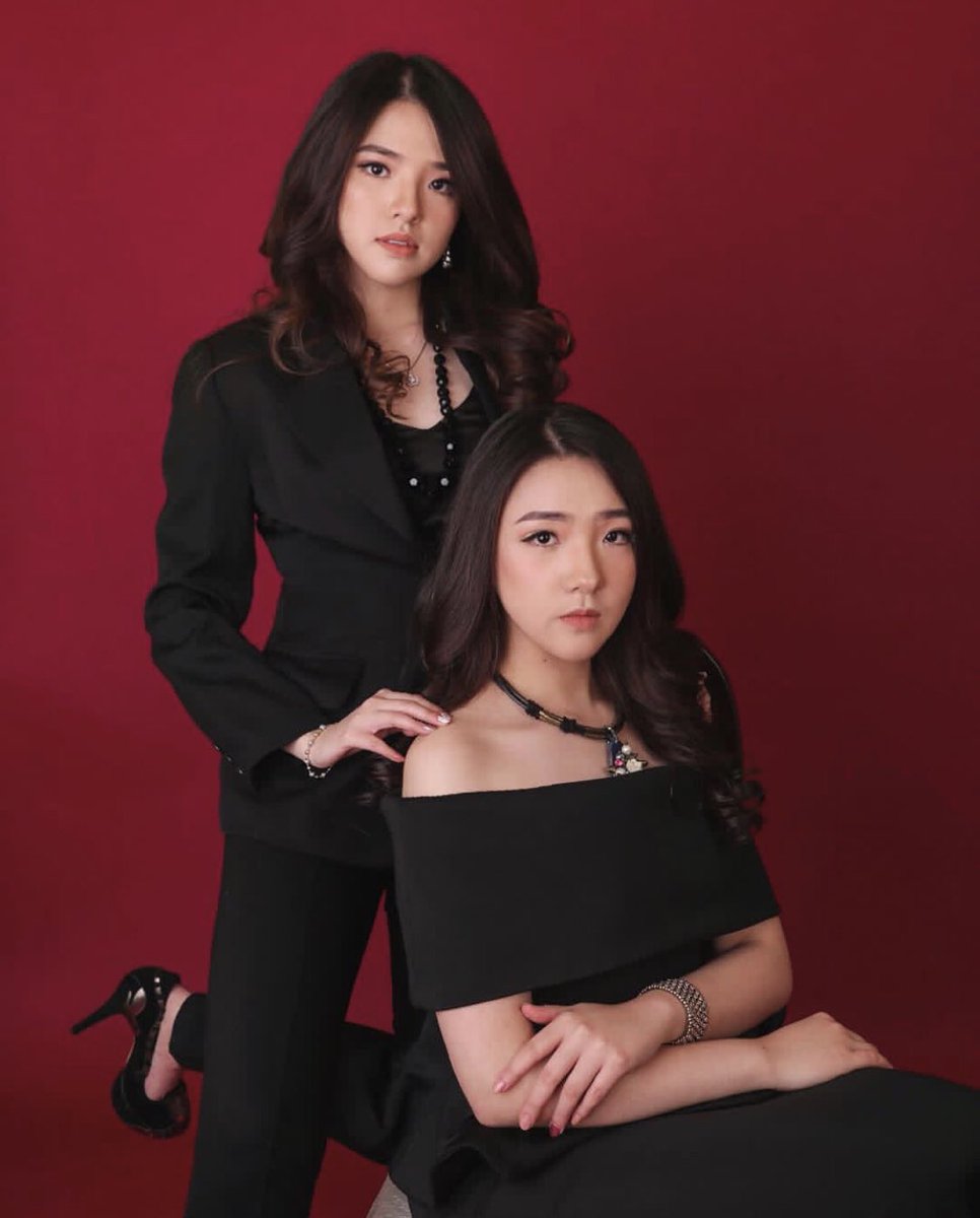 Crazyrichsub's tweet photo. Next #crazyrichsurabayans is @jessiemochtar Cece ini kaya banget rumahnya gede banget di Surabaya Barat cm orgnya low profile. Gilanya yang ga nyangka lagi dia adalah seorang Gamers! Main gamenya jago banget dari CS, PUBG. https://t.co/Oc21ME0zmv