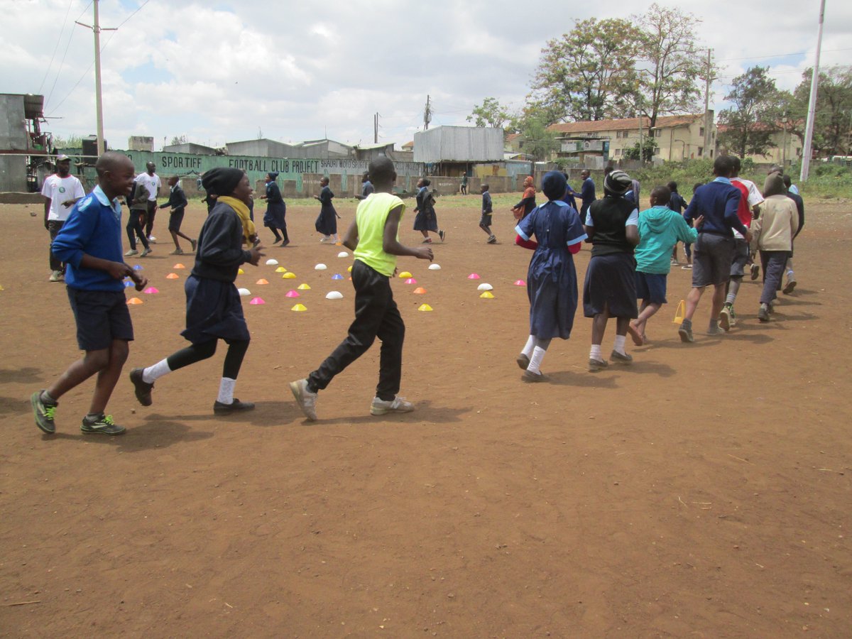 GreenKenya2's tweet photo. Engaging the young generation and empowering them to get an understanding of the different perspectives of life and helping them gain the confidence to face the challenges boldly. This is our call
#CommunityImpactProgram
#LeadershipandDevelopment
#WasichanaJuu
#GivingTuesday https://t.co/jciFvGfX1A