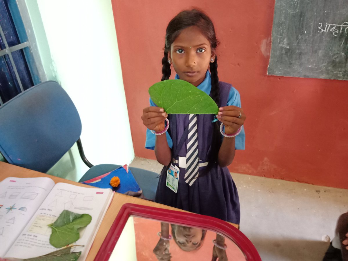 SchoolEduCgGov's tweet photo. प्रयोग के जरिए सीखना हमेशा मजेदार होता है, और ऐसी सीख जीवन पर्यंत याद भी रहती है। इसी कड़ी में आज बच्चों ने सममिति, आकार और आकृति को जाना और समझा। https://t.co/506NjHxQHX