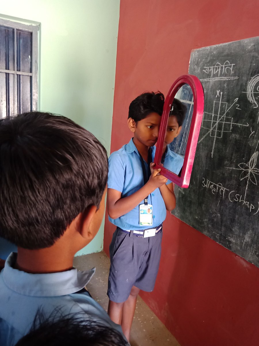 SchoolEduCgGov's tweet photo. प्रयोग के जरिए सीखना हमेशा मजेदार होता है, और ऐसी सीख जीवन पर्यंत याद भी रहती है। इसी कड़ी में आज बच्चों ने सममिति, आकार और आकृति को जाना और समझा। https://t.co/506NjHxQHX