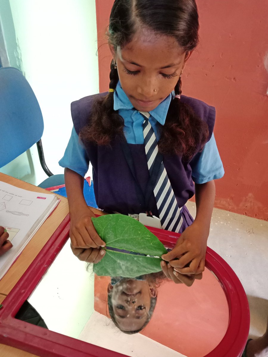 SchoolEduCgGov's tweet photo. प्रयोग के जरिए सीखना हमेशा मजेदार होता है, और ऐसी सीख जीवन पर्यंत याद भी रहती है। इसी कड़ी में आज बच्चों ने सममिति, आकार और आकृति को जाना और समझा। https://t.co/506NjHxQHX