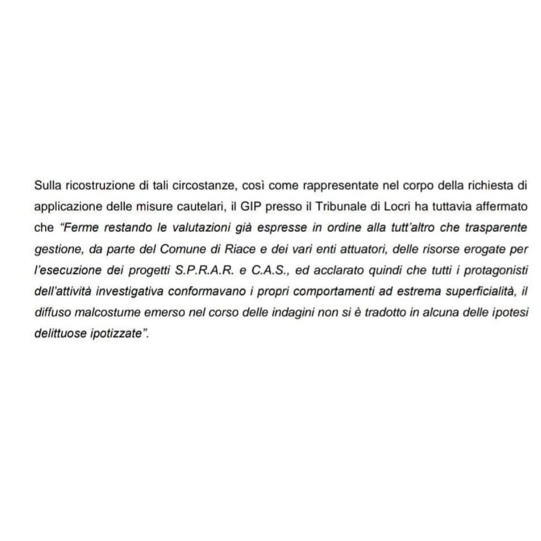 giuliocavalli's tweet photo. Arrestare Mimmo Lucano per un goffo reato inventato per riempire le pance rabbiose è già grottesco. Leggere le carte restituisce il senso di un arresto dettato dal buio dei tempi. Se la solidarietà è un reato resistere diventa un dovere. #Riace https://t.co/WfVshh8lg8