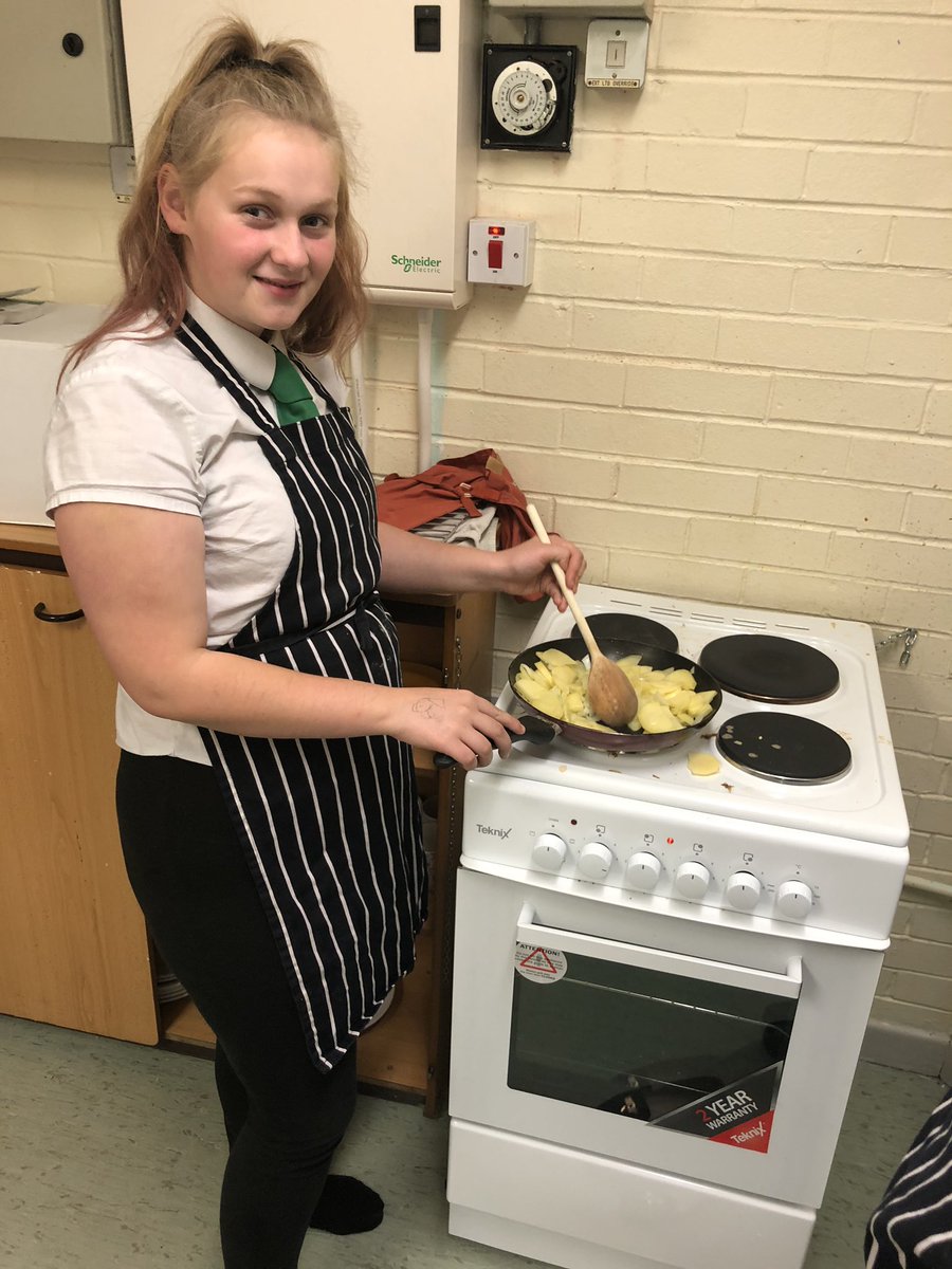 karen_Horler18's tweet photo. Sophie is in charge of the tortilla espagnol 🇪🇸 #praticallearning https://t.co/SSF7lDc3Go