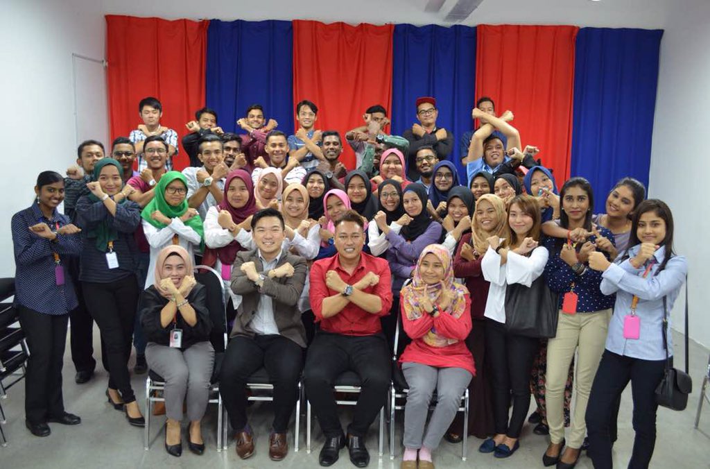 YayasanPerintis's tweet photo. Igniting the Penang Wave :  A cheerful crowd for breakthrough on communication skills for them to prepare for interviews &amp; presentations. Thank you Penang! 
#youth #cosmopoint #penang #skills #communication #education #cheerful https://t.co/EZSSxet5zA
