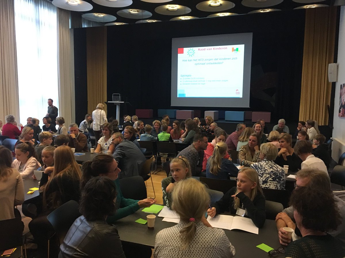 HCOactiviteiten's tweet photo. Vanmorgen hebben we onze @raadvankinderen @EWMM88 op bezoek. HCO-adviseur: ‘Ze durven echt door te vragen als ze nog niet tevreden zijn over een antwoord’ Leerlingen: ‘Leuk dat wij nu de vragen stellen aan volwassenen. Een keer andersom.’ ‘Ik vond het heel gezellig gewoon!’ https://t.co/aQ3TLb9ExN