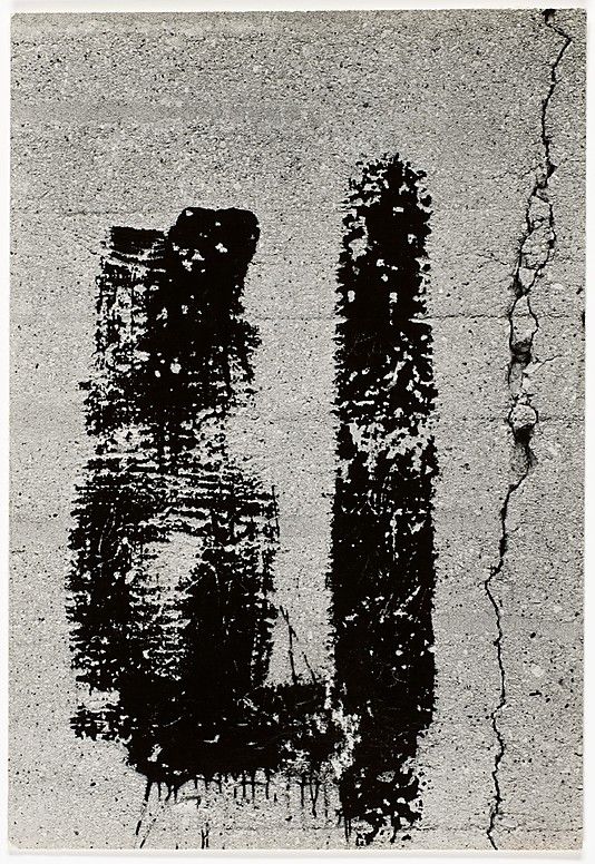 W6FCVisualArts's tweet photo. For today's Year 1 A Level Photography lesson - Shoot Like Siskind #texture #textured #siskind #aaronsiskind #photography #blackandwhite #blackandwhitechallenge #blackandwhitephotography https://t.co/sKAkAHSt8R