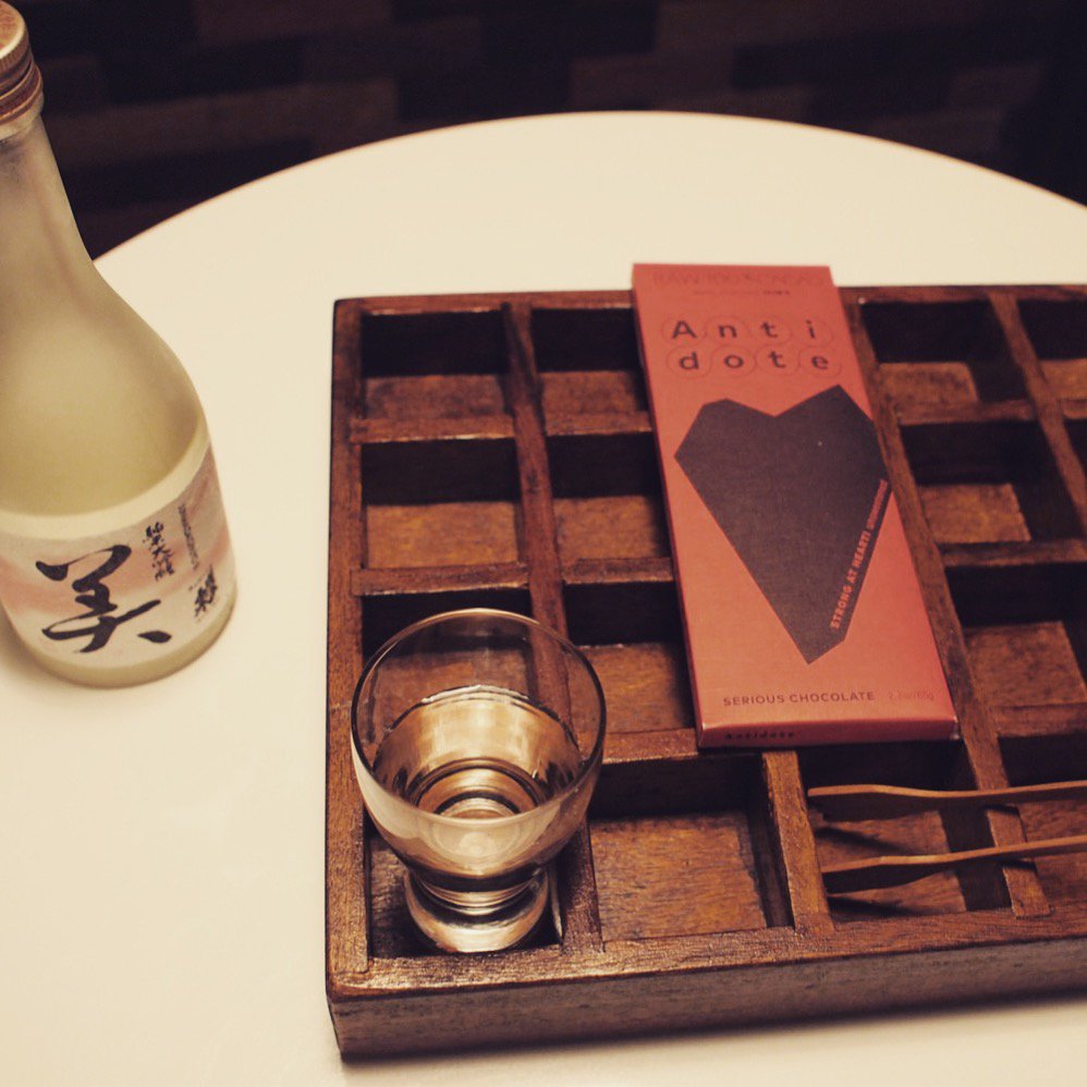 LamageSns's tweet photo. 肌寒くなってくると日本酒が呑みたくなります🍶
#chocolatdelegame #beantobarchocolate #beantobar #チョコ #チョコレート #スイーツ #名古屋 #名古屋駅 #名駅 #中村区 #中村 #antidotechocolate #fineandraw #marou #chocolateorganiko #chocolatmadagascar #chocstars https://t.co/uewwuwtNwX