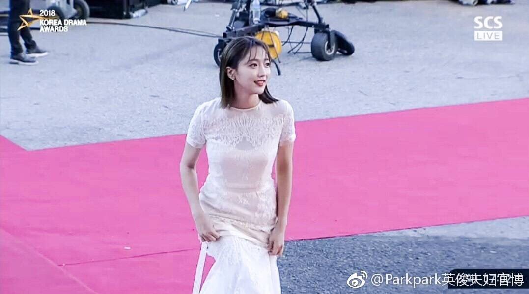 yellowbelle's tweet photo. You mean, halos magkasunod lang silang dumating? 😍
@ImKoGuiNam at @ImKimJiAh, bakit di pa kayo nagsabay?
#WhatsWrongWithSecretaryKim
#PyoYeJin #HwangChanSung #KoreaDramaAwards

photo credit: @iloveparkpark https://t.co/j9F4RTzhrU