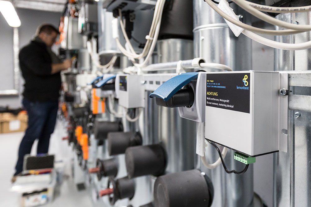 LemonbeatGmbH's tweet photo. Let's go! Die Kollegen haben die #Lemonbeat Converter im Smarten Heizungskeller, Teil des #InnovationLab im Neubau der @EBZAkademie, installiert und nehmen sie zusammen mit Partner @PhoenixContactV in Betrieb. Mehr unter https://t.co/eI30sNPsHX #IoT #Digitalisierung https://t.co/dP3ensMltd