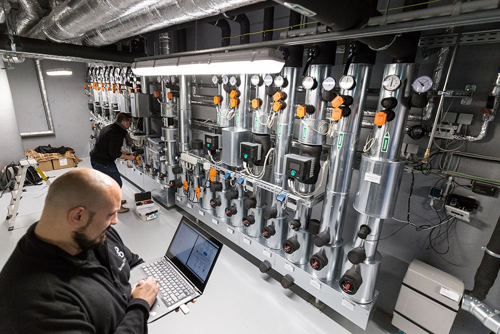 LemonbeatGmbH's tweet photo. Let's go! Die Kollegen haben die #Lemonbeat Converter im Smarten Heizungskeller, Teil des #InnovationLab im Neubau der @EBZAkademie, installiert und nehmen sie zusammen mit Partner @PhoenixContactV in Betrieb. Mehr unter https://t.co/eI30sNPsHX #IoT #Digitalisierung https://t.co/dP3ensMltd