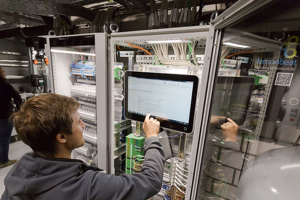 LemonbeatGmbH's tweet photo. Let's go! Die Kollegen haben die #Lemonbeat Converter im Smarten Heizungskeller, Teil des #InnovationLab im Neubau der @EBZAkademie, installiert und nehmen sie zusammen mit Partner @PhoenixContactV in Betrieb. Mehr unter https://t.co/eI30sNPsHX #IoT #Digitalisierung https://t.co/dP3ensMltd