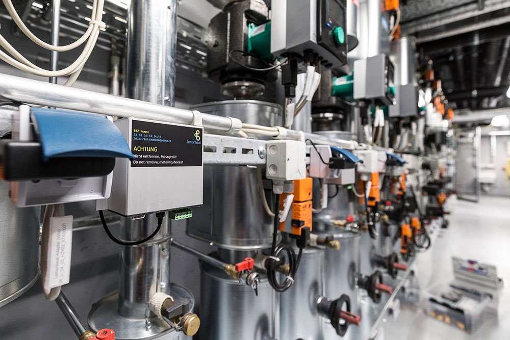 LemonbeatGmbH's tweet photo. Let's go! Die Kollegen haben die #Lemonbeat Converter im Smarten Heizungskeller, Teil des #InnovationLab im Neubau der @EBZAkademie, installiert und nehmen sie zusammen mit Partner @PhoenixContactV in Betrieb. Mehr unter https://t.co/eI30sNPsHX #IoT #Digitalisierung https://t.co/dP3ensMltd