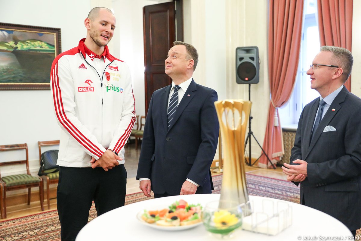 Kolejne świetne foto <a href="/AndrzejDuda/">Andrzej Duda</a> od <a href="/jakub_szymczuk/">Jakub Szymczuk</a>. 😁
W roli głównej tym razem Bartosz #Kurek. 👍