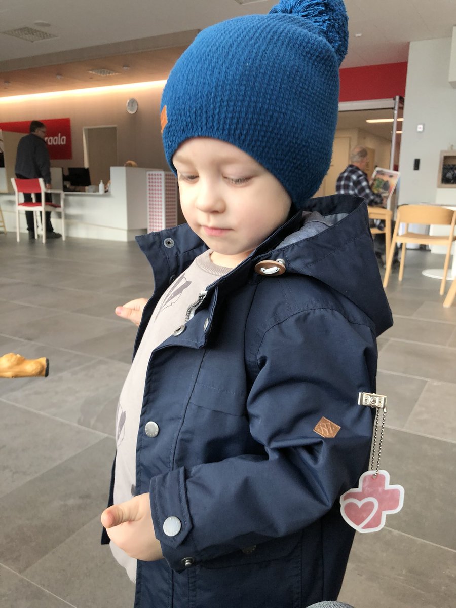 akuuttimedia's tweet photo. @SydansairaalaT pitää huolen pienistä vierailijoista. Väinö sai mukaan heijastimen ja mukavan muiston. Kiitos.

#turvallisuus
#heijastin
#finnem https://t.co/PJYWFnWFai