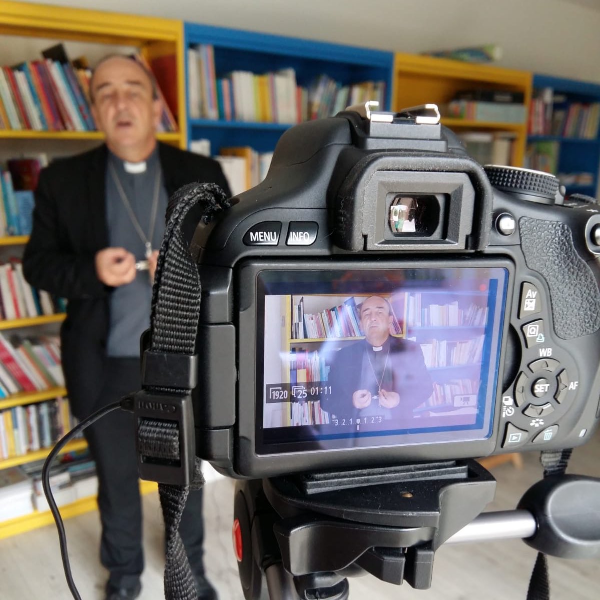 dioceselangres's tweet photo. La chronique mensuelle de notre évêque est en cours de tournage ! Retrouvez là au plus vite sur le site du diocèse : https://t.co/ZPX04O6WyY https://t.co/VqSNoYp7as