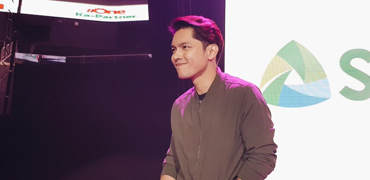 SmartNewsroom's tweet photo. The crowd goes kilig over #ExesBaggage stars Carlo Aquino @carloaquino11 and Angelica Panganiban @angelica_114 here at the #SmartKaPartner2018 retailers convention! #SmartKaPartner 💖 https://t.co/vvfrg5j2GG