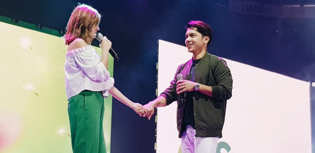 SmartNewsroom's tweet photo. The crowd goes kilig over #ExesBaggage stars Carlo Aquino @carloaquino11 and Angelica Panganiban @angelica_114 here at the #SmartKaPartner2018 retailers convention! #SmartKaPartner 💖 https://t.co/vvfrg5j2GG