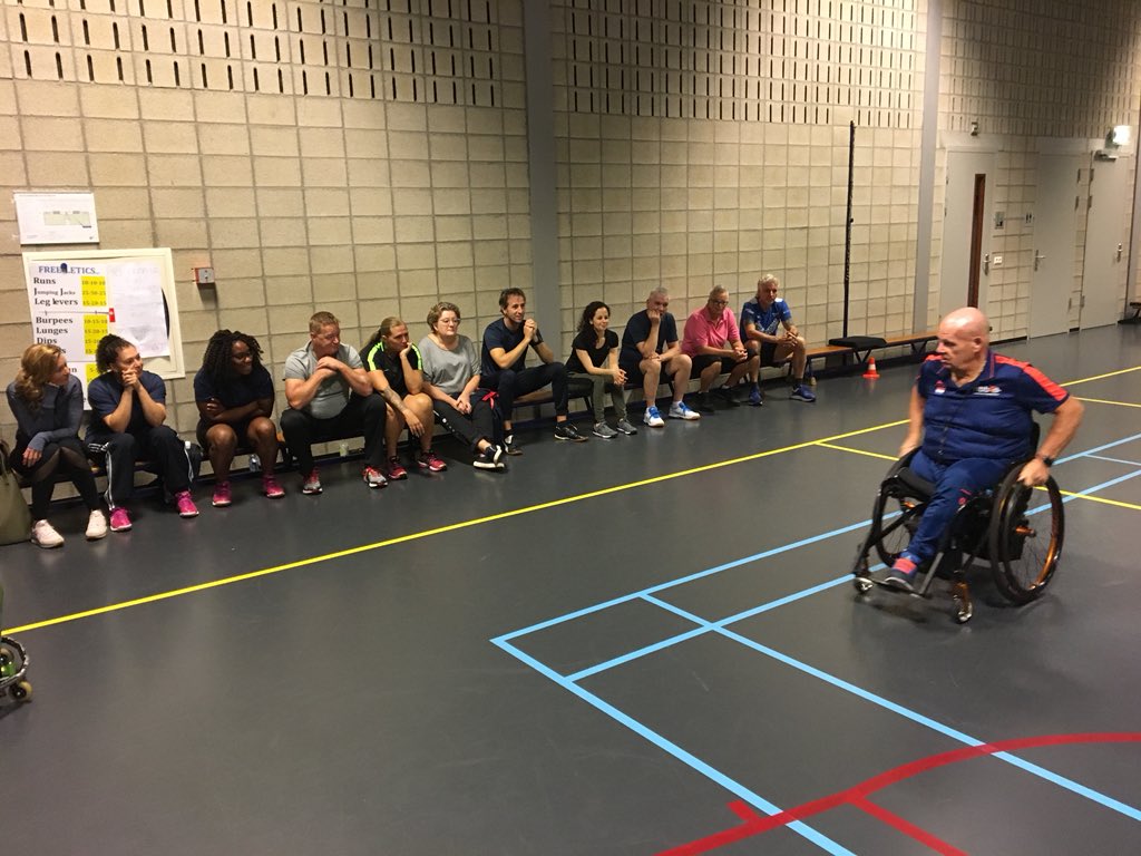 Detentiecentru1's tweet image. Fit for the job staat hoog in het vaandel bij DCR. Om de leidinggevenden te stimuleren met hun eigen team wekelijks mee te sporten en zo het goede voorbeeld te geven,zorgt John Licht, bondscoach rolstoelbasketbal, voor een aftrap op ludieke wijze. #bijDJI #fitforthejob