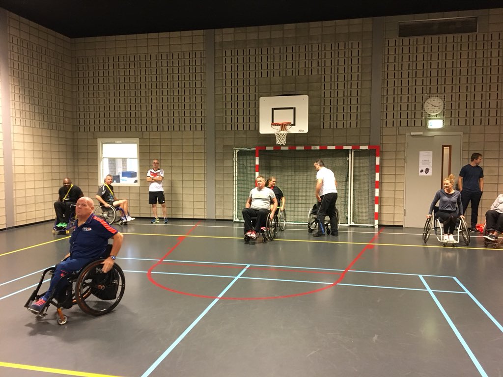 Detentiecentru1's tweet image. Fit for the job staat hoog in het vaandel bij DCR. Om de leidinggevenden te stimuleren met hun eigen team wekelijks mee te sporten en zo het goede voorbeeld te geven,zorgt John Licht, bondscoach rolstoelbasketbal, voor een aftrap op ludieke wijze. #bijDJI #fitforthejob