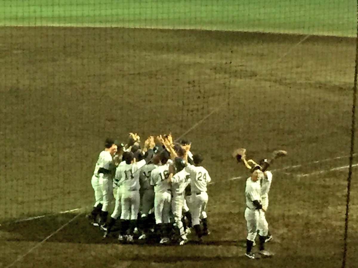 tounyu_worst1's tweet photo. ■「福岡六大学野球」・秋季リーグ戦

☆九州産業大１３-１３九州共立大（終了）

【九産】１００４１０４３
【九共】０１０１２０９０

【九産】福森耀→浦本→渡邊竜→竹之内
【九共】井上知→當山→石川→吉田→福島→島内

…日没のため8回で試合終了。九共大が勝率で上回り2季ぶり43度目の優勝！ https://t.co/tV88gF5BnL