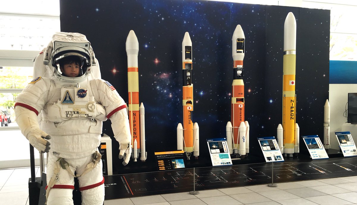 大分県立美術館 Opam 海と宙 そら の未来 展 おすすめフォトスポット Opamjp 1階アトリウムでは スペースシャトルのクルー用ユニフォーム オレンジスーツ を着たり 宇宙服のフォトスポットに顔を出して撮影もできます 無料 本展では