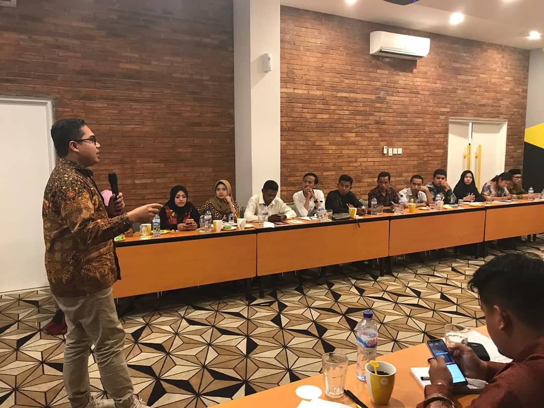 kader_bangsa's tweet photo. Hari kedua sesi keempat, pelatihan Pemimpin Muda Indonesia #kbfp diisi oleh Fahd Pahdepie, M.A. Anak muda yang juga Direktur Eksekutif Digitroops Indonesia. Materi yang disampaikan berkaitan tentang Media, Media Sosial dan Content Creative. https://t.co/mvvZ164d2p