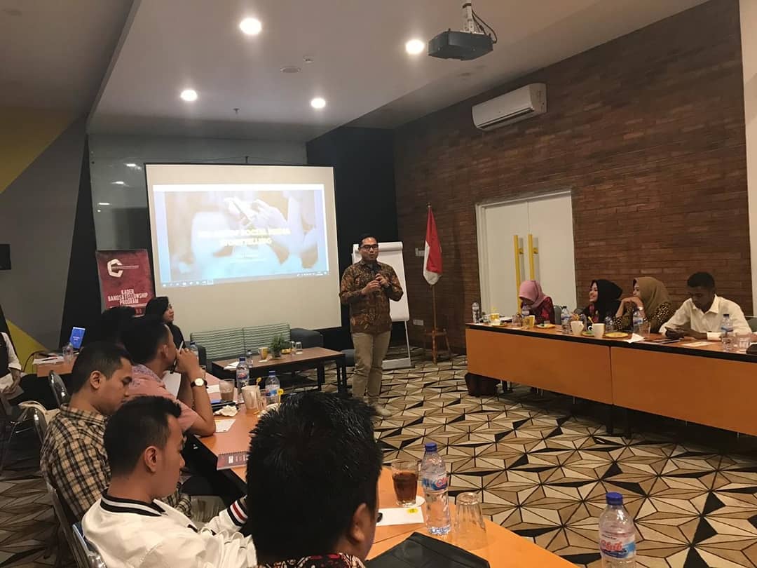 kader_bangsa's tweet photo. Hari kedua sesi keempat, pelatihan Pemimpin Muda Indonesia #kbfp diisi oleh Fahd Pahdepie, M.A. Anak muda yang juga Direktur Eksekutif Digitroops Indonesia. Materi yang disampaikan berkaitan tentang Media, Media Sosial dan Content Creative. https://t.co/mvvZ164d2p