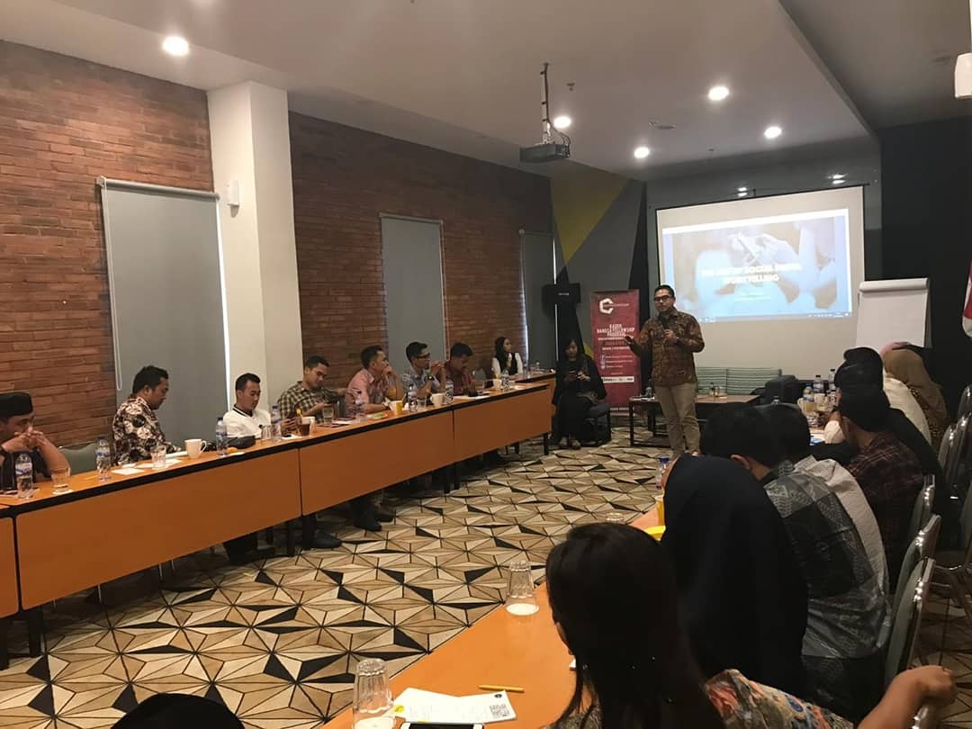 kader_bangsa's tweet photo. Hari kedua sesi keempat, pelatihan Pemimpin Muda Indonesia #kbfp diisi oleh Fahd Pahdepie, M.A. Anak muda yang juga Direktur Eksekutif Digitroops Indonesia. Materi yang disampaikan berkaitan tentang Media, Media Sosial dan Content Creative. https://t.co/mvvZ164d2p
