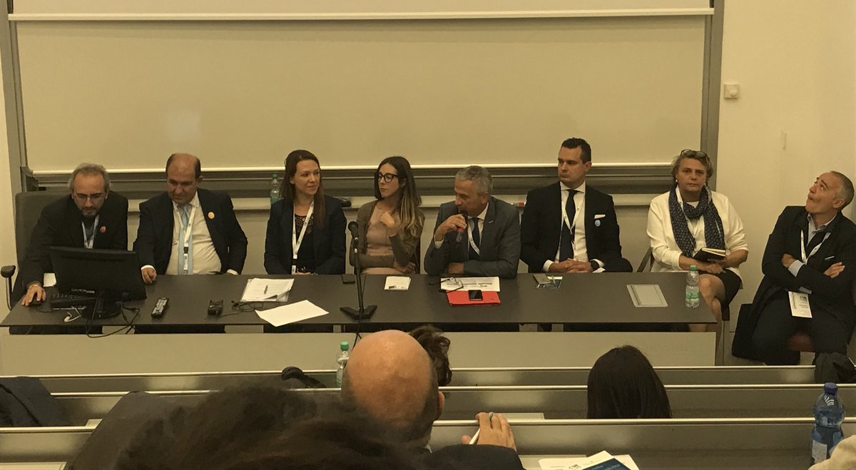 IntegrateESG's tweet photo. Integrando i criteri #ESG (Environmental, Social and Governance) gli investitori orientano i capitali verso aziende in grado di minimizzare l’impatto socio-ambientale delle proprie attività #CSRIS18 
Per @IntegrateESG Chiara Ricci @CSRnatives 
Modera @andytuit 
#2ottobre https://t.co/4PTMFFq2Qf