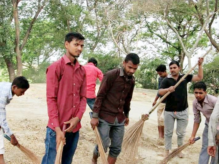 govindy_555's tweet photo. #SwachhataAbhiyan Being carried out by #Umapati_Modern_Welfare_Society in #Phoolpur Azamgarh in the Leadership of #Govind_Kumar_Yadav, Ankit, Manoj, Lavkush, Aditya to celebrate 150th birth anniversary of #MahatmaGandhi.
#Upmws
#ServeTheNationWithNamo https://t.co/czs7bquTwB
