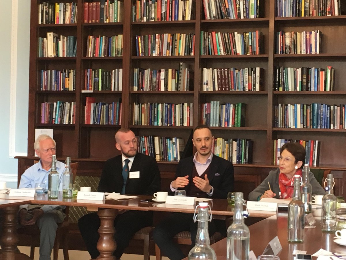 globaldiscourse's tweet photo. Conference #LimitsofEUrope special edition #globaldiscourse - @jangrzymski @LazarskiUni 'The results of #Brexit for the UK can be catastrophic, but it’s still a step that can be reversed' #SmallEventGrant @UACES https://t.co/2db1rw6P6Y