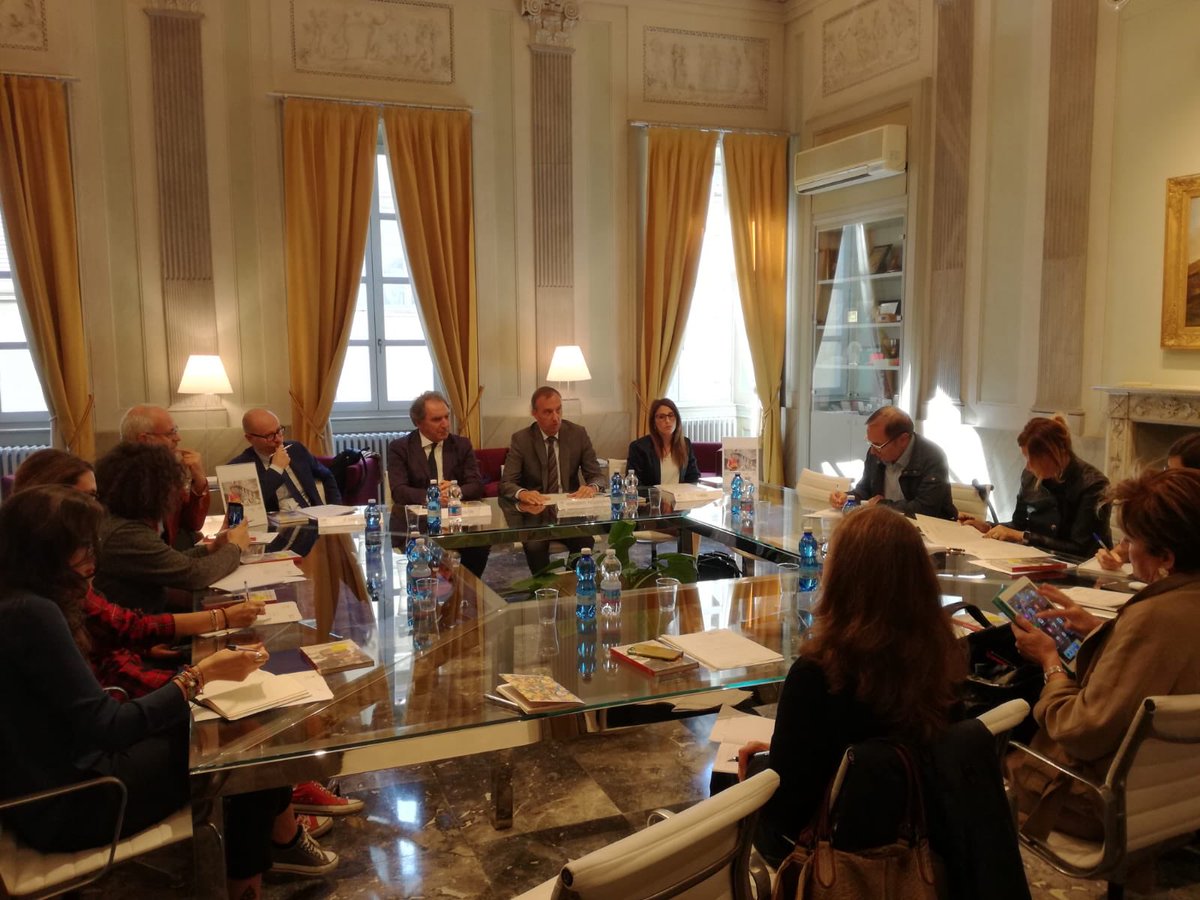 UniBergamo's tweet photo. Questa mattina in conferenza stampa il Rettore annuncia tutte le sorprese per questo #graduationday come la nuova #pergamena realizzata per #unibg da un antico laboratorio amanuense di Recanati. #unibg50 https://t.co/4fYZ0EWWY4