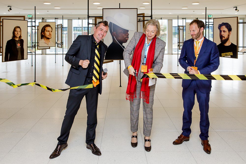 Platform_ECP's tweet image. Opening foto-expositie #hackershandshake van fotograaf Tobias Groenland, tijdens de One Conference, door Patricia Zorko @ptrczrk @ncsc_nl @MinisterieEZK #NLCyber @Cvthof . Prachtig beeld van hackers.