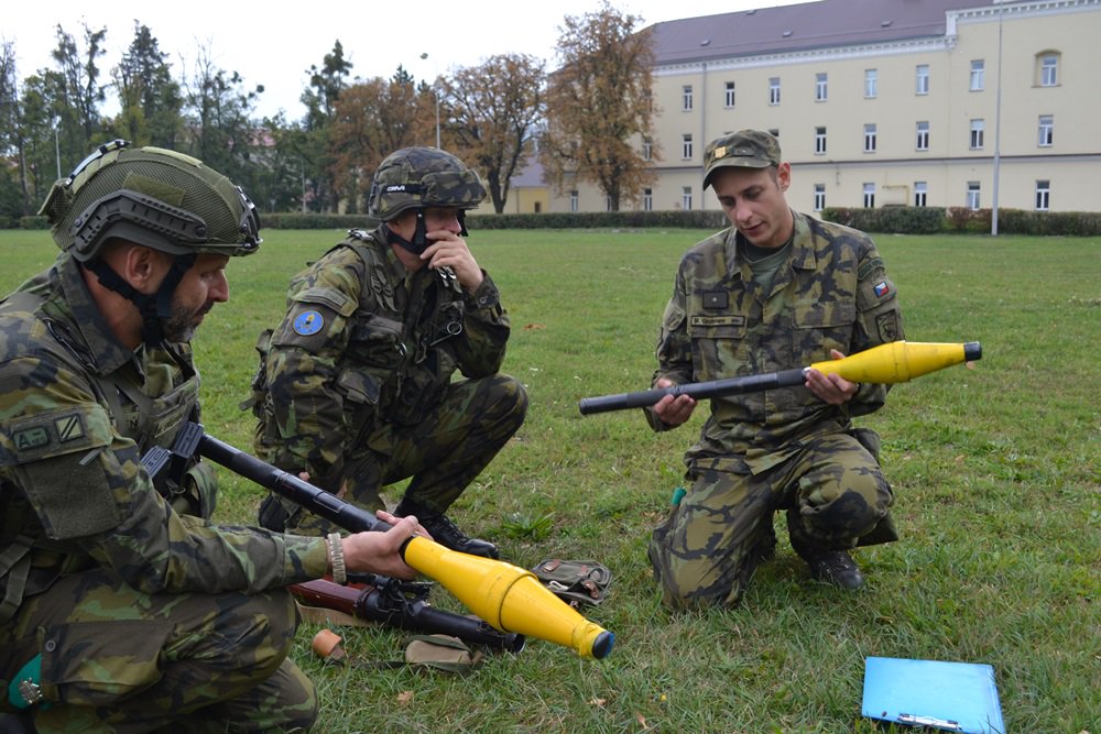 ObranaTweetuje's tweet image. Včera a dnes se příslušníci velitelského sboru Aktivní zálohy Krajského vojenského velitelství Ostrava zdokonalovali v ovládání zbraní a zaujetí jednotlivých střeleckých poloh včetně přebití, pomáhali jim vojáci ze #71mpr. #KVVOstrava #AktivniZaloha