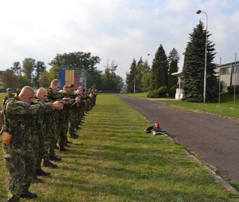 ObranaTweetuje's tweet image. Včera a dnes se příslušníci velitelského sboru Aktivní zálohy Krajského vojenského velitelství Ostrava zdokonalovali v ovládání zbraní a zaujetí jednotlivých střeleckých poloh včetně přebití, pomáhali jim vojáci ze #71mpr. #KVVOstrava #AktivniZaloha