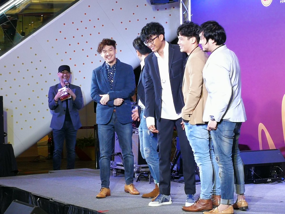 su_waleeNxN's tweet image. กับพี่ๆ Season Five หนึ่งในแขกรับเชิญของ #IAMNONTTANONT #TheFirstConcert
ก่อนจะถึงวันคอนจะต้องผ่านวันที่6นี้ให้ได้ก่อน😅😂
#nontfam #nonttanont #Seasonfiveband