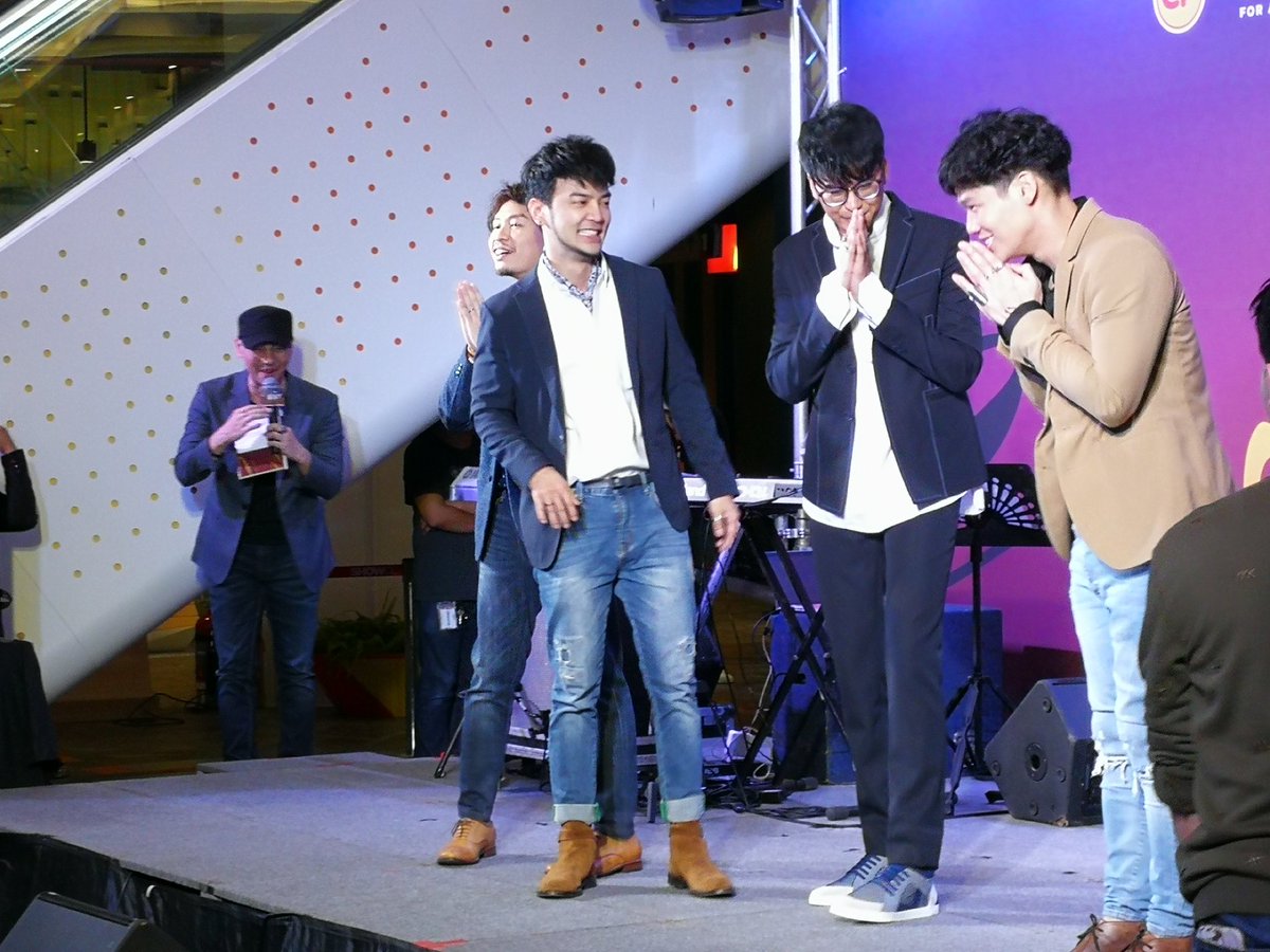 su_waleeNxN's tweet image. กับพี่ๆ Season Five หนึ่งในแขกรับเชิญของ #IAMNONTTANONT #TheFirstConcert
ก่อนจะถึงวันคอนจะต้องผ่านวันที่6นี้ให้ได้ก่อน😅😂
#nontfam #nonttanont #Seasonfiveband