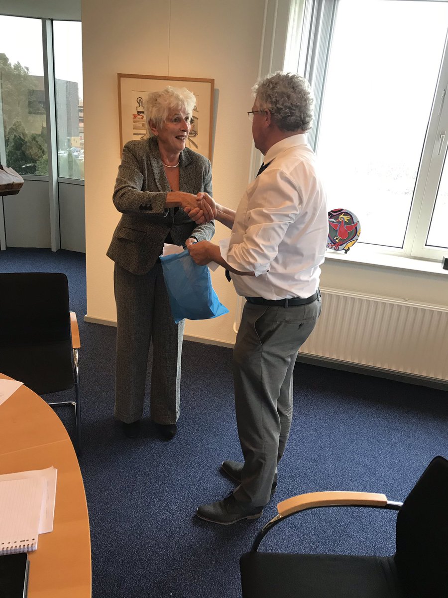 <a href="/JJAS24hout/">Jan Houtenbos</a> bood met Joyce Huurman van  <a href="/depoclean/">DepoClean</a> een houder voor zakjes voor zwerfafval voor de actie “Samen houden we de omgeving schoon”. Deze houders worden rond de wandelgebieden geplaatst. Het eerste zakje werd aan burgemeester <a href="/HettyHafkamp/">Hetty Hafkamp</a> aangeboden. @gemeentebergen