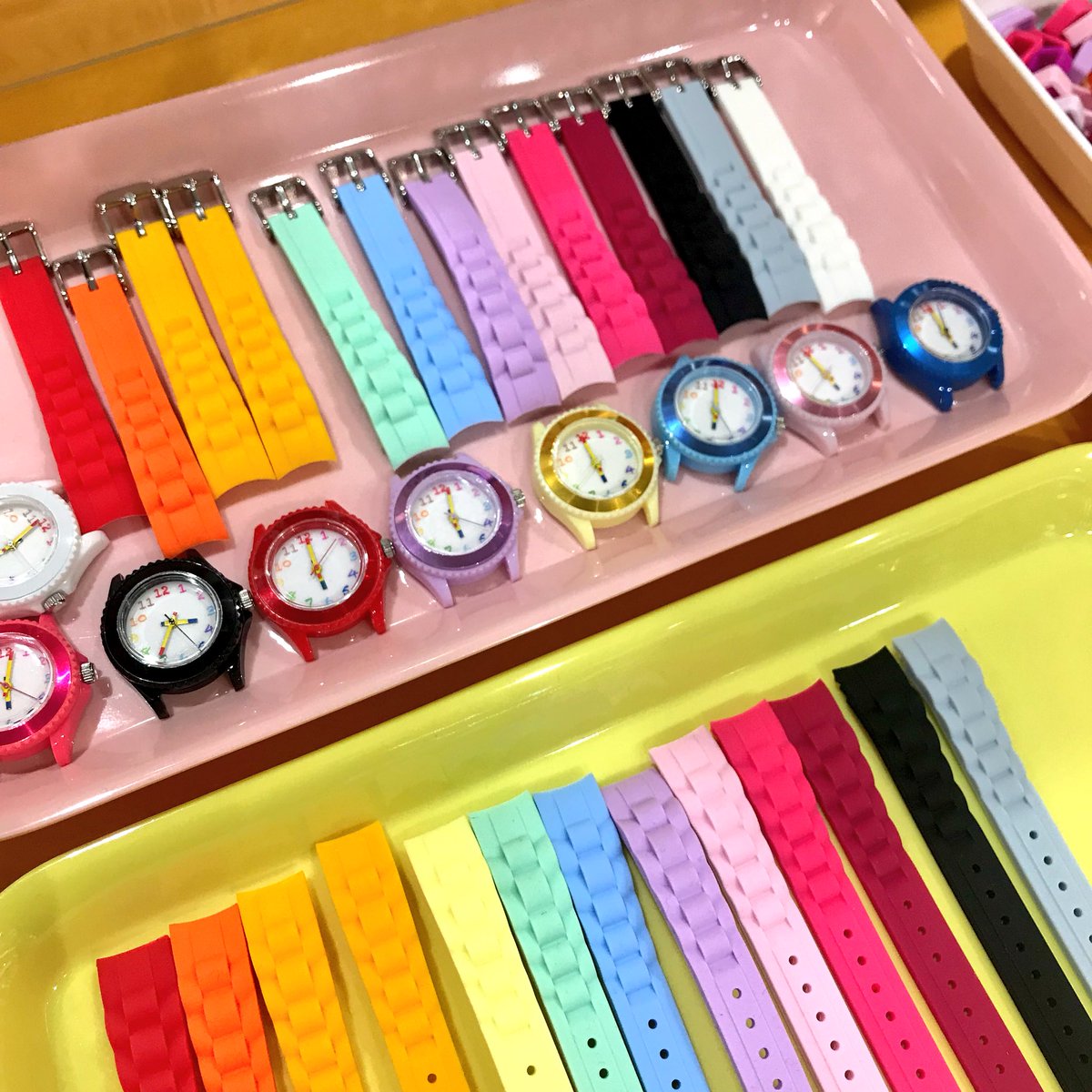 時計専門店タイムステーションneo 10月になりましたね 越谷レイクタウン にて クレパス柄トケイのポップアップ開催中 ポップアップでは カスタマイズ できますよん