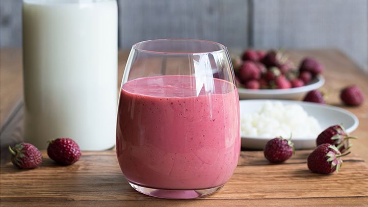 EverydayHealth's tweet photo. Kefir is a #superfood you can shoot straight or mix in with your smoothies that's jam-packed with over 50 types of #probiotics! Here's how you can make it at home: https://t.co/YPyMbdqP7c https://t.co/2gDO1CCQLf