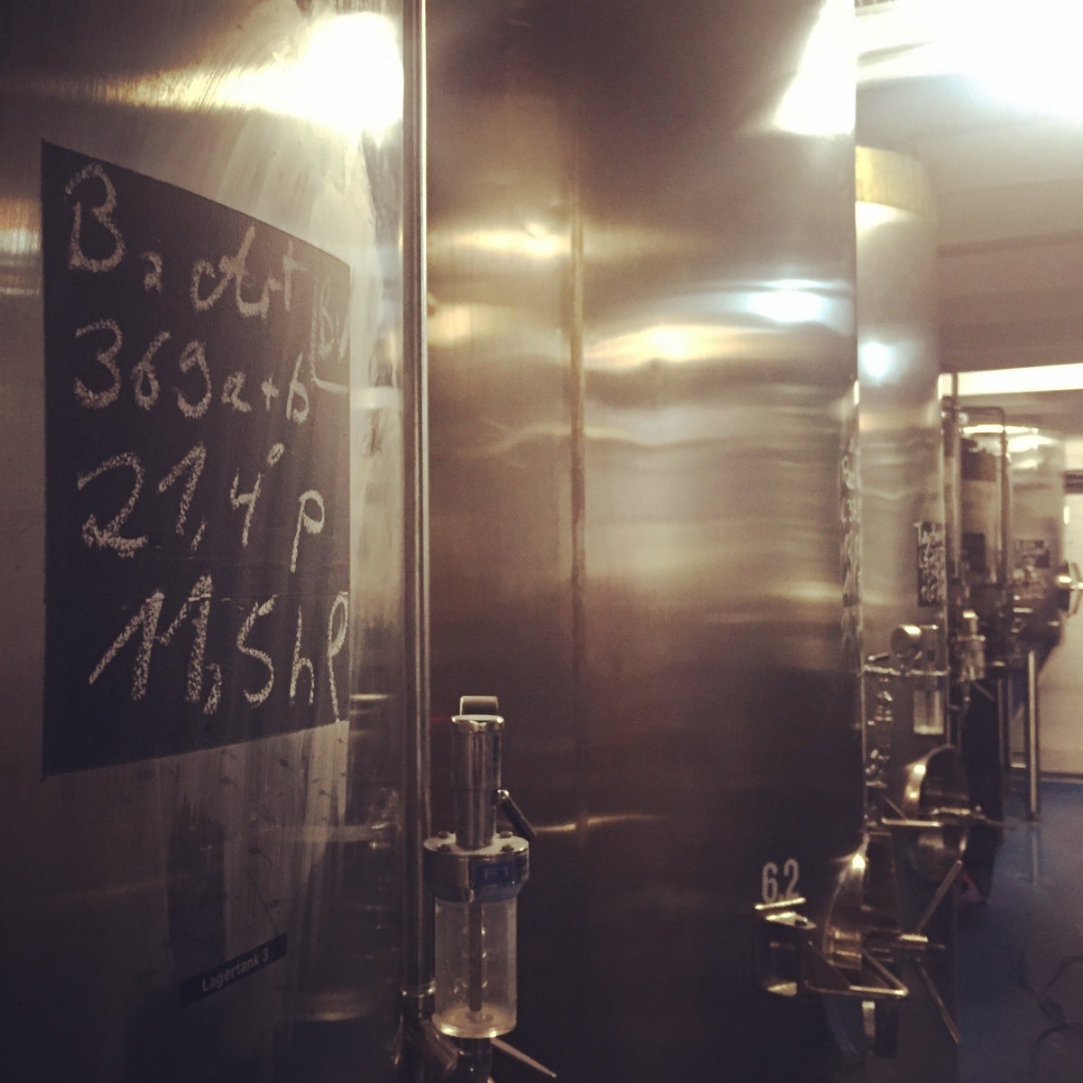 Berliner Art ist ebenfalls in der Mache - lang erwartet. Unser Double IPA mit 9% vol.
.
#brewbaker #berlinerart #doubleipa #craftbeer #craftbier #biobier #organicbeer #berlincraftbeer #brauerei #lagertank