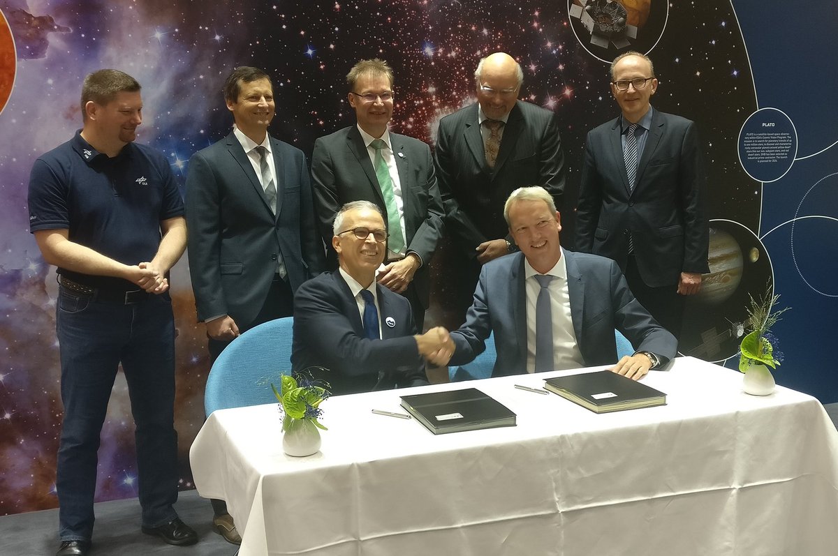 TesatSpacecom's tweet photo. German space alliance relies on technology from @TesatSpacecom
Today on the @IAC2018 in Bremen @OHB_SE, @DLR_de and #Tesat announced their cooperation within the German satellite mission #HeinrichHertz #H2Sat
https://t.co/50sKTMecoi https://t.co/38mvJGGYJR